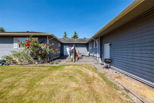 1710 E Highland Ave, Mount Vernon, WA 98273 - view of grassy yard featuring a patio