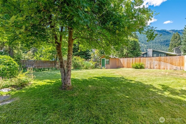 106 River St, Leavenworth, WA 98826 - fenced backyard featuring a storage shed and a mountain view