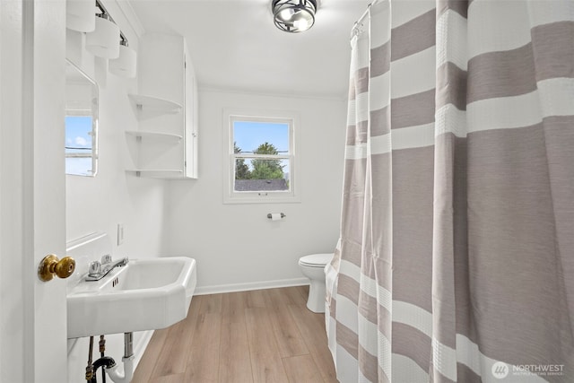 2104 Stuart St, Raymond, WA 98577 - full bath featuring wood finished floors and a shower with curtain
