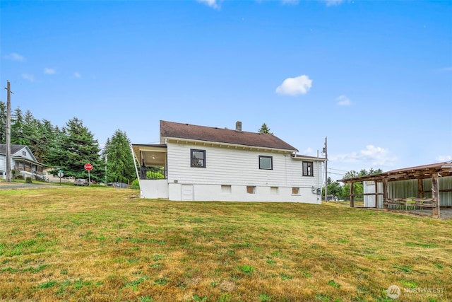 2104 Stuart St, Raymond, WA 98577 - rear view of property featuring a yard