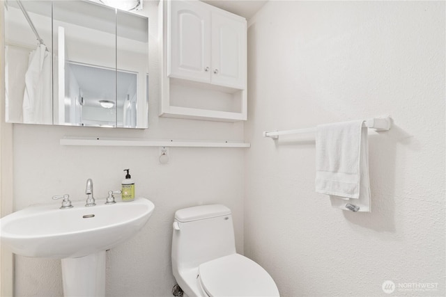 1400 Hubbell Pl Unit 909, Seattle, WA 98101 - bathroom featuring toilet and a shower with curtain