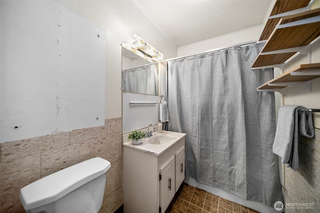 2301 NW Cascade Ave, East Wenatchee, WA 98802 - full bath with vanity and tile walls