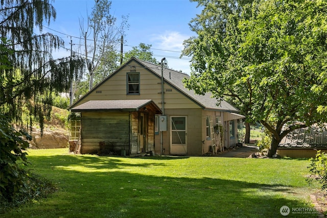 2301 NW Cascade Ave, East Wenatchee, WA 98802 - rear view of property featuring a yard and roof with shingles