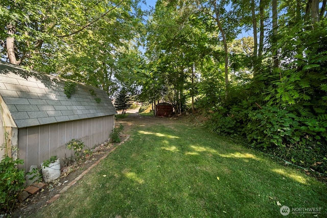 2301 NW Cascade Ave, East Wenatchee, WA 98802 - view of grassy yard featuring a storage shed