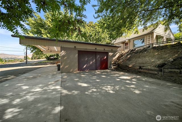 2301 NW Cascade Ave, East Wenatchee, WA 98802 - garage featuring driveway