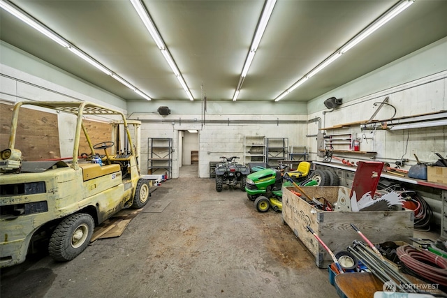 2301 NW Cascade Ave, East Wenatchee, WA 98802 - garage with a workshop area