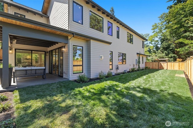 233 19th Ave, Kirkland, WA 98033 - back of property featuring a patio area