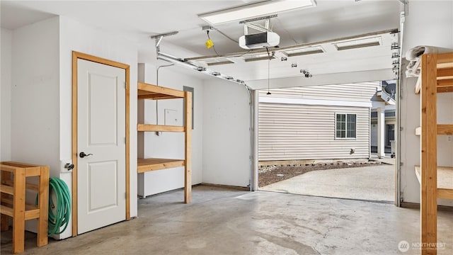 208 Sagebrook Ln, Cle Elum, WA 98922 - garage featuring a garage door opener