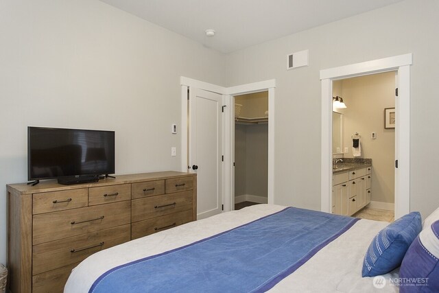 100 Horseshoe Ln, Pacific Beach, WA 98571 - bedroom featuring ensuite bath and a walk in closet