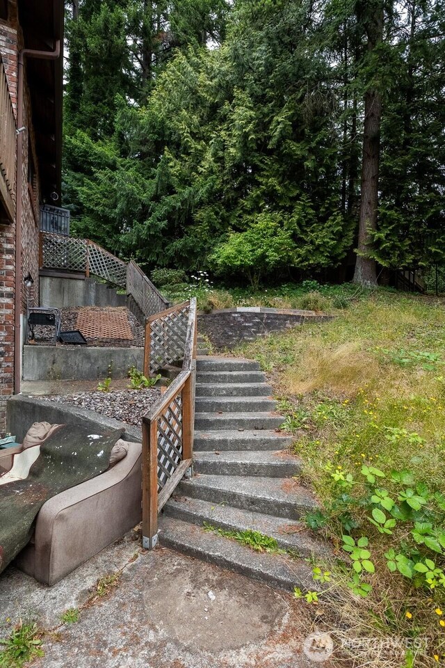 1927 SE Maple Dr, Chehalis, WA 98532 - view of yard with stairs