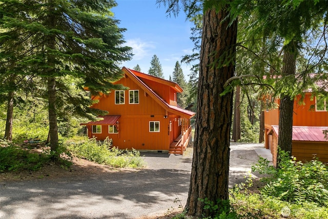 18725 River Rd, Leavenworth, WA 98826 - view of side of home with driveway and crawl space