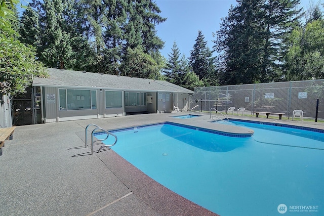 421 S 321st Pl Unit C4, Federal Way, WA 98003 - community pool with a community hot tub and a patio area