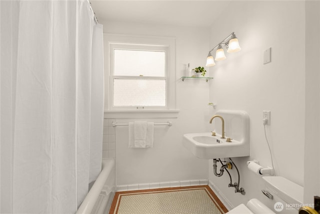 1515 2nd Ave W, Seattle, WA 98119 - full bathroom with toilet and shower / tub combo