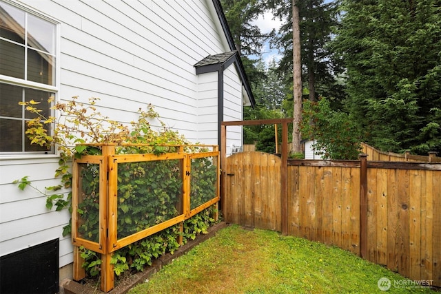 3120 Tanglewood Ln, Bellingham, WA 98226 - view of yard with a gate