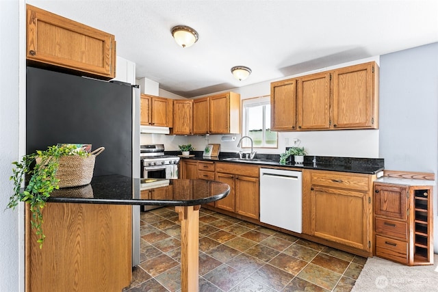 10900 Kuhlmann Rd SE Unit 50, Olympia, WA 98513 - kitchen featuring stainless steel appliances, under cabinet range hood, dark countertops, lofted ceiling, and stone finish floors
