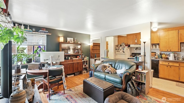 1001 1st Ave N, Seattle, WA 98109 - living area featuring light wood-type flooring