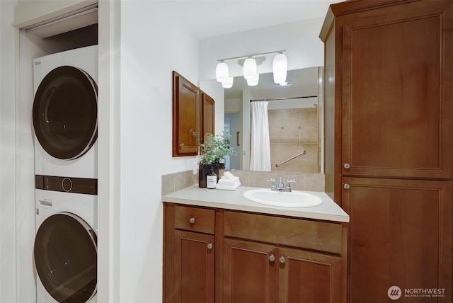 300 N 130th St Unit 2306, Seattle, WA 98133 - bathroom featuring estacked washer and dryer, vanity, and curtained shower