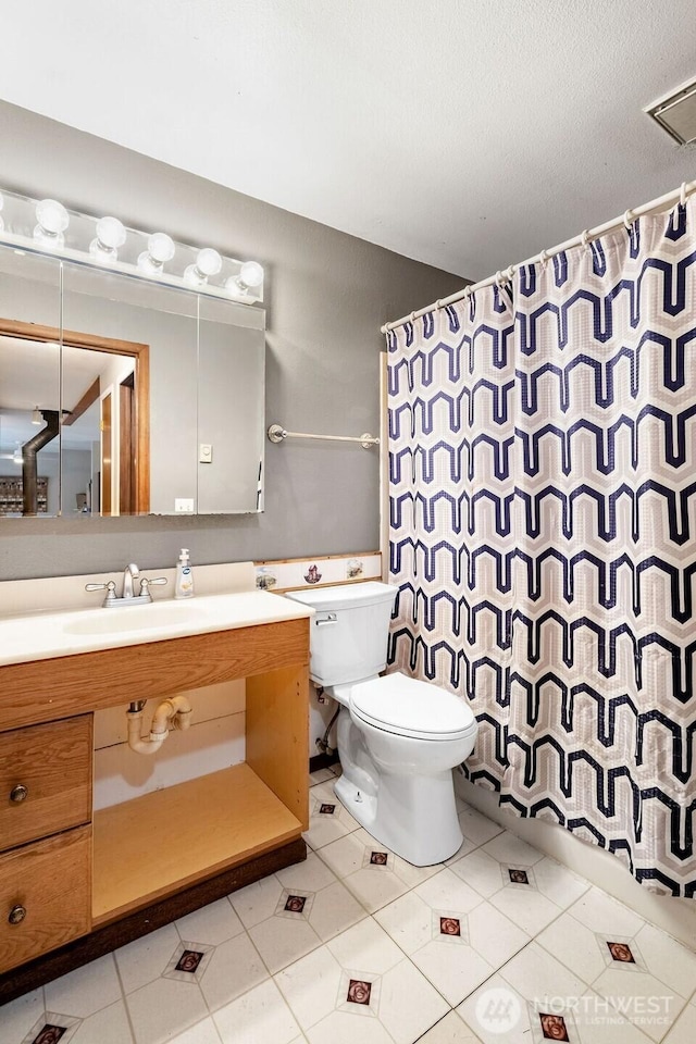 636 Nevil Rd, Winlock, WA 98596 - full bathroom featuring vanity, curtained shower, and tile patterned flooring