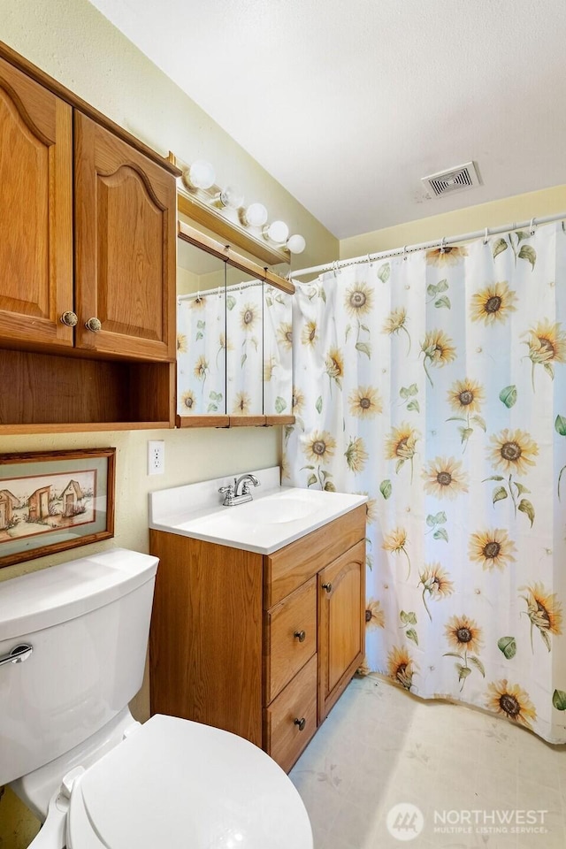 636 Nevil Rd, Winlock, WA 98596 - bathroom featuring vanity and curtained shower