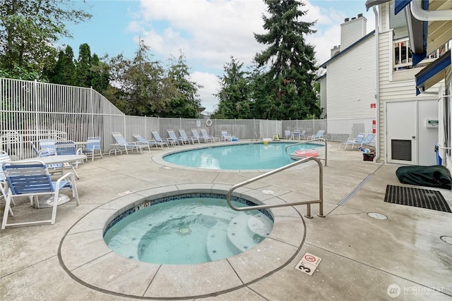 5000 Lake Washington Blvd NE Unit B201, Renton, WA 98056 - community pool with a community hot tub and a patio area