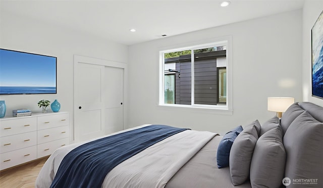 1118 N 34th St, Renton, WA 98056 - bedroom featuring recessed lighting and a closet