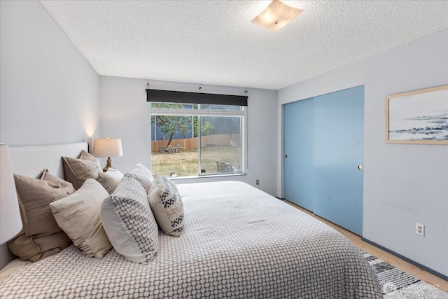 527 N 155th St, Shoreline, WA 98133 - bedroom featuring a textured ceiling, light wood-type flooring, and a closet