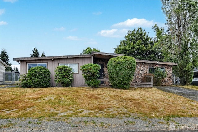 11846 SE 170th Pl, Renton, WA 98258 - ranch-style house with stone siding and a front yard