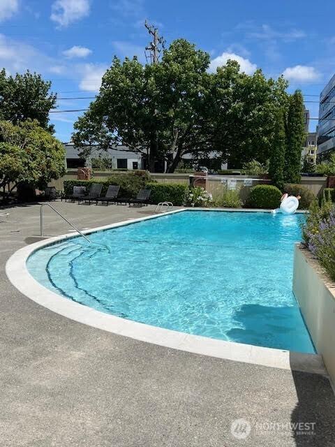 4540 8th Ave NE Unit 903, Seattle, WA 98105 - view of community pool