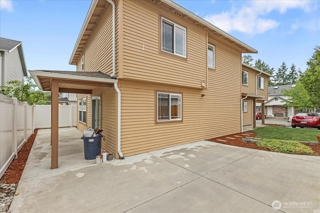 919 4th Ave N, Kent, WA 98032 - back of property featuring a patio area