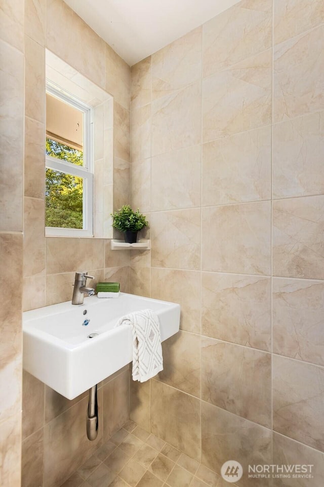 132 NE 130th St, Seattle, WA 98125 - bathroom featuring tile walls