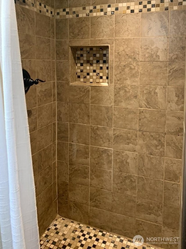 5910 21st Ave SW, Seattle, WA 98106 - bathroom featuring tiled shower