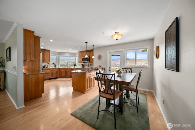 591 Daniels Dr NE, East Wenatchee, WA 98802 - dining area featuring light wood finished floors and recessed lighting