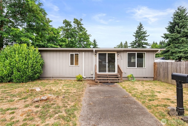 1428 S 4th Ave, Kelso, WA 98626 - ranch-style house with entry steps and board and batten siding