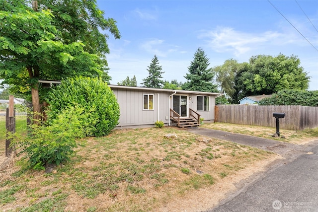 1428 S 4th Ave, Kelso, WA 98626 - ranch-style home with board and batten siding