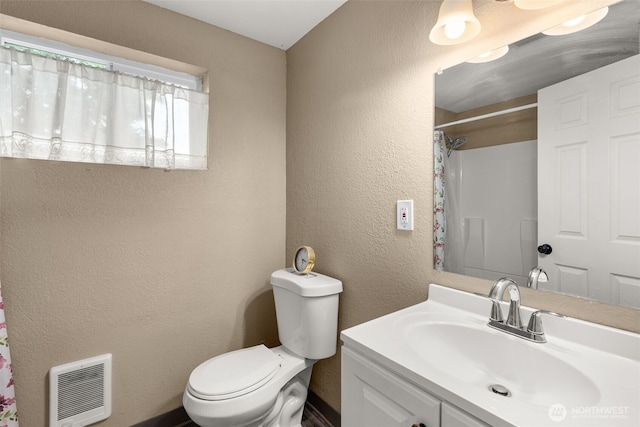 1428 S 4th Ave, Kelso, WA 98626 - full bath featuring vanity, a textured wall, heating unit, and a shower with curtain