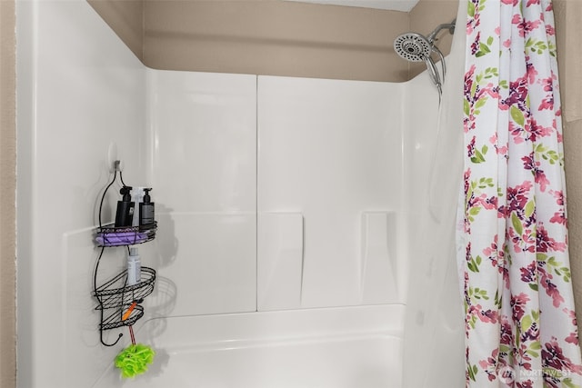 1428 S 4th Ave, Kelso, WA 98626 - detailed view of shower / bath combo with shower curtain