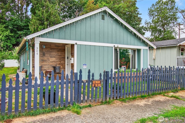 304 Harris St, Kelso, WA 98626 - view of front of house featuring a fenced front yard and a porch