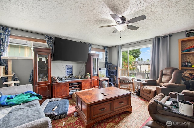 304 Harris St, Kelso, WA 98626 - living area with a textured ceiling and ceiling fan