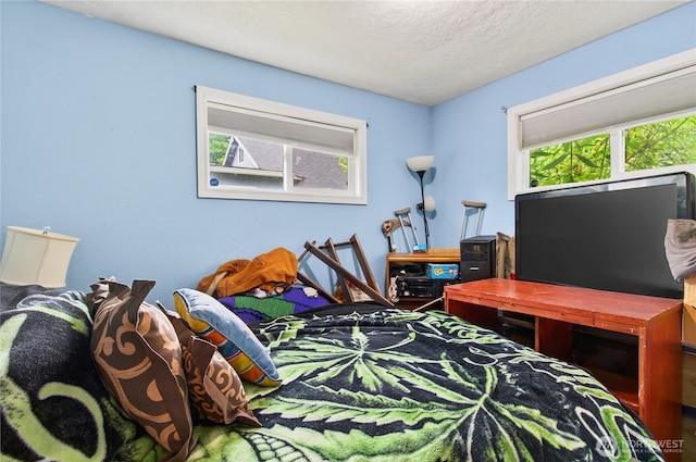 304 Harris St, Kelso, WA 98626 - bedroom with a textured ceiling