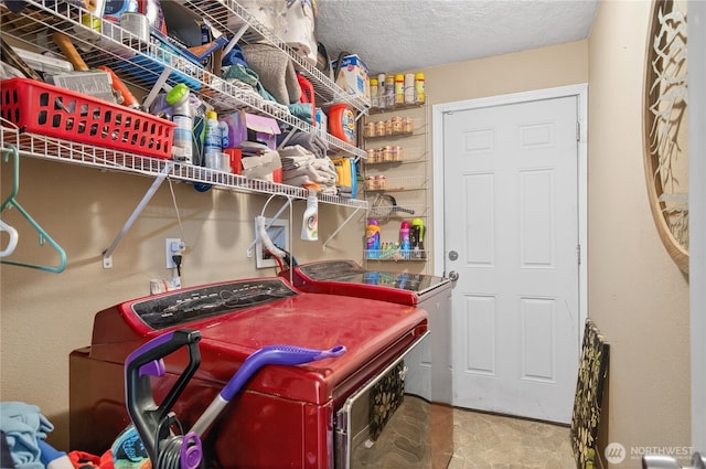 304 Harris St, Kelso, WA 98626 - laundry room with washer and dryer and a textured ceiling