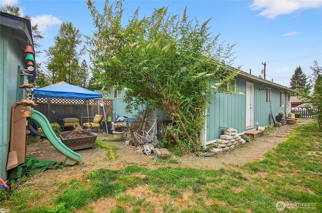 304 Harris St, Kelso, WA 98626 - view of yard featuring an outdoor fire pit