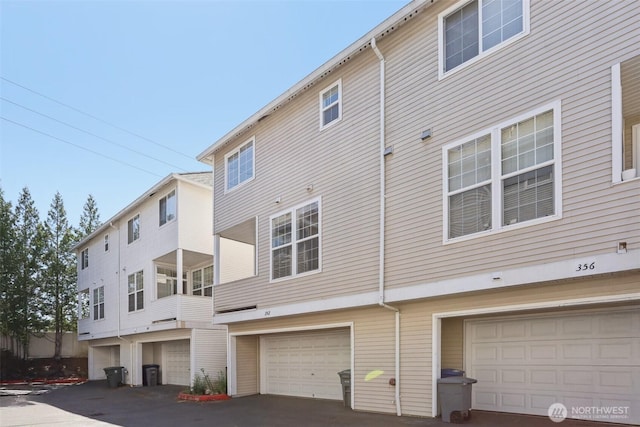 352 227th Ln NE Unit 142, Sammamish, WA 98074 - rear view of house with a garage