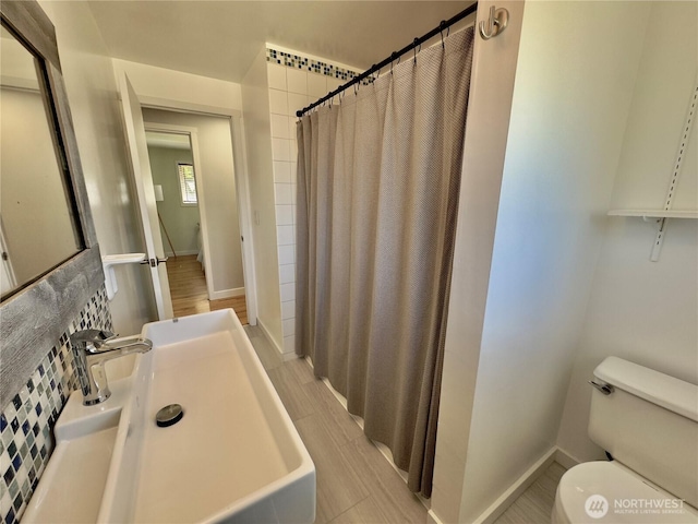 30135 2nd Ave SW, Federal Way, WA 98023 - bathroom with toilet and curtained shower