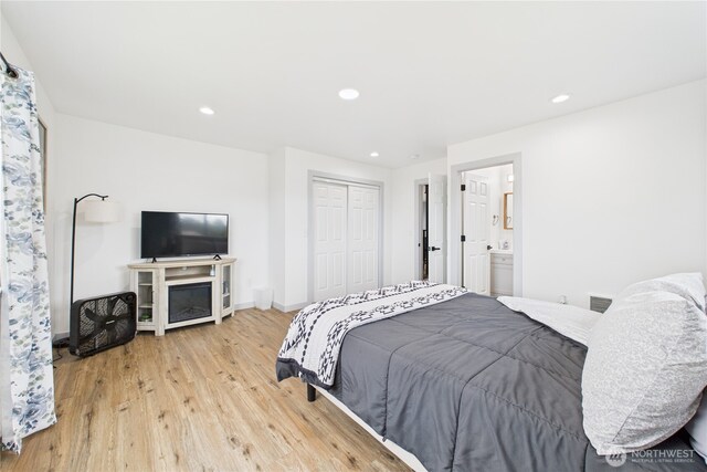 612 Dune Crest Loop, Westport, WA 98595 - bedroom featuring wood finished floors, recessed lighting, a closet, and ensuite bath