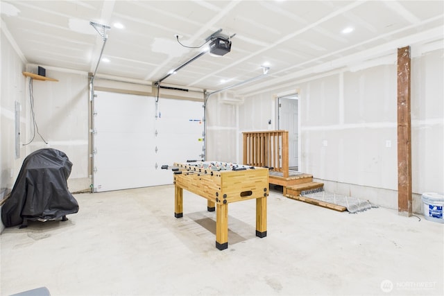612 Dune Crest Loop, Westport, WA 98595 - playroom featuring a garage and concrete floors