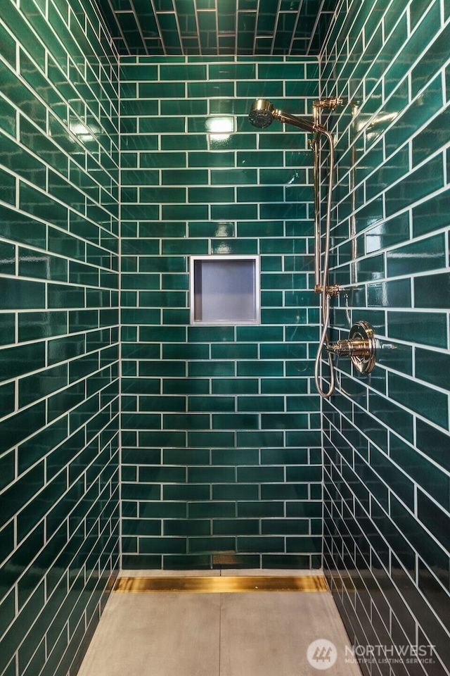 28605 Manzanita Beach Rd SW, Vashon, WA 98070 - bathroom featuring a tile shower