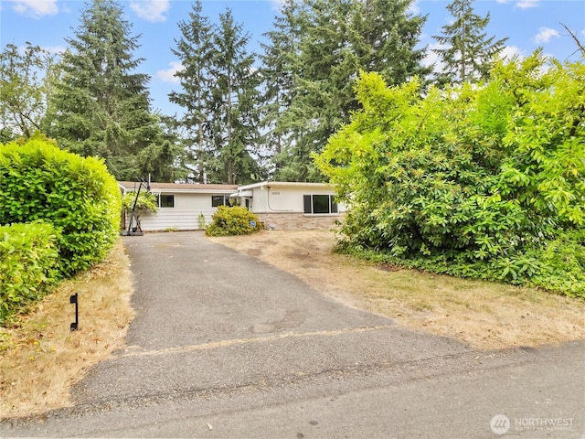 10818 108th St SW, Lakewood, WA 98498 - ranch-style house with asphalt driveway