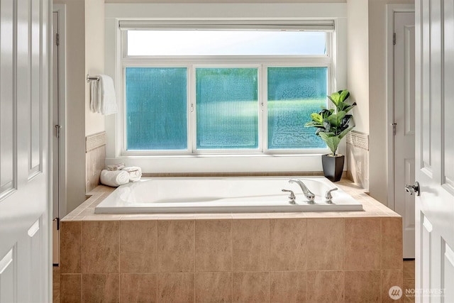 412 15th Ave, Kirkland, WA 98033 - bathroom with a bath