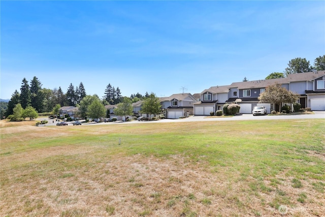 2711 SE 10th St Unit 1099, Renton, WA 98058 - view of grassy yard featuring a residential view and a garage