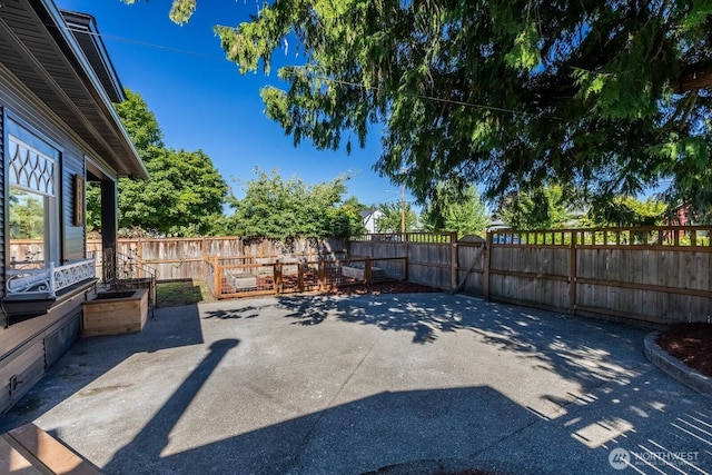 4020 N 34th St, Tacoma, WA 98407 - fenced backyard featuring a patio
